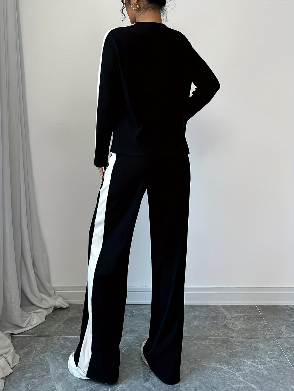 WL Boutique | Striped Contrast Round Neck T-Shirt &amp; Pants Set