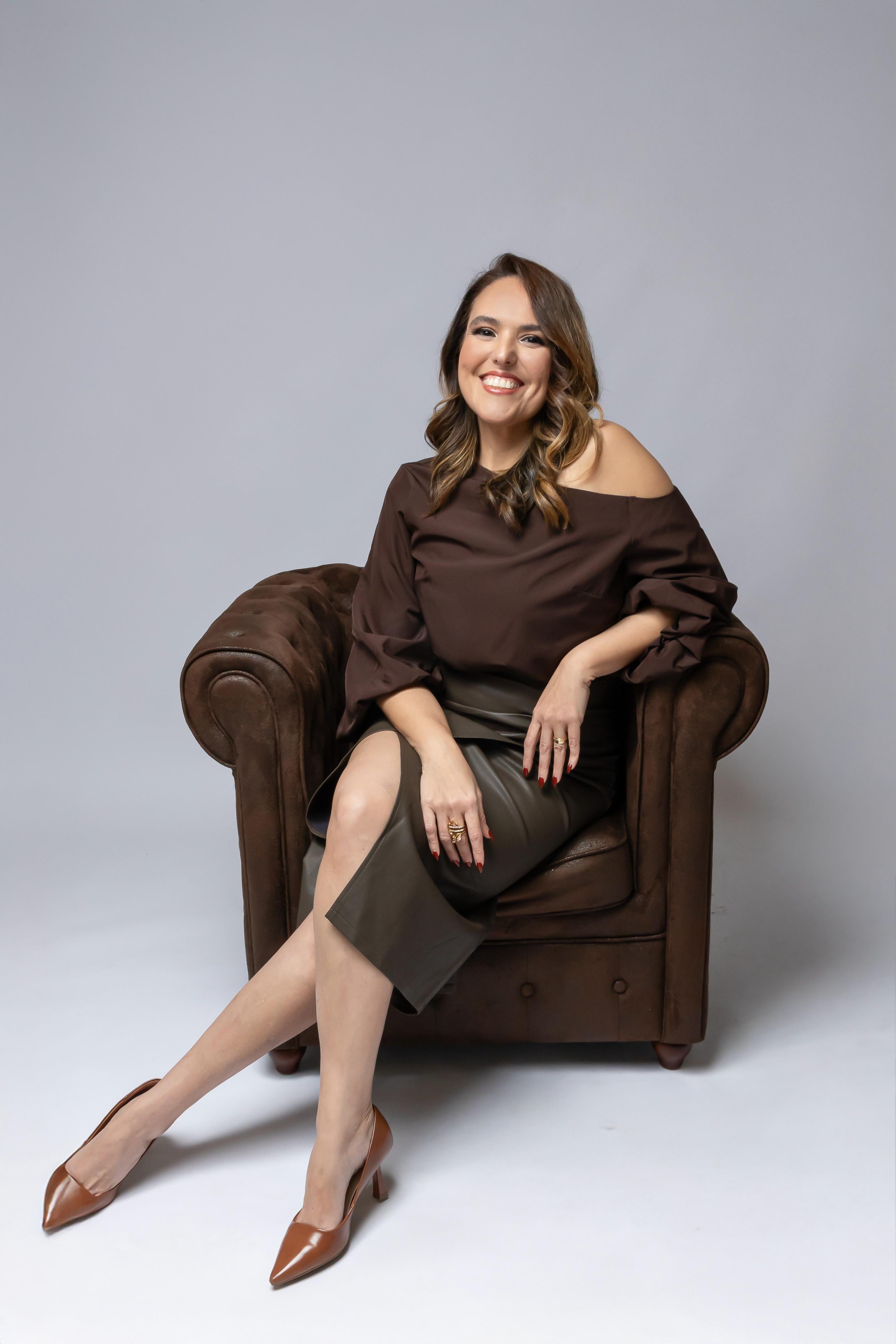 Bruna Aeppli by WL Boutique – Saia lápis plissada de couro