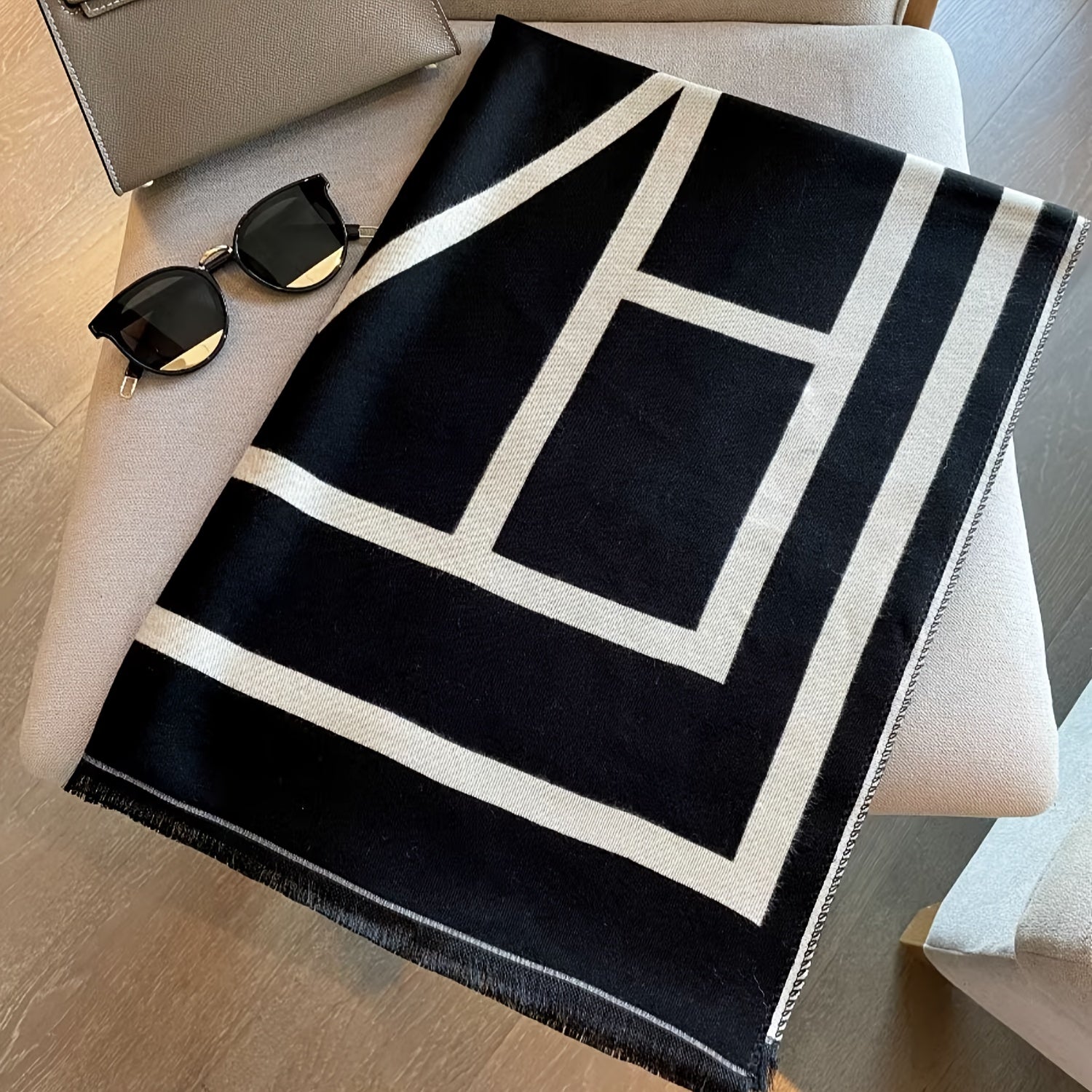 WL Boutique | Elegant Geometric Jacquard Scarf – 2025 Winter Collection