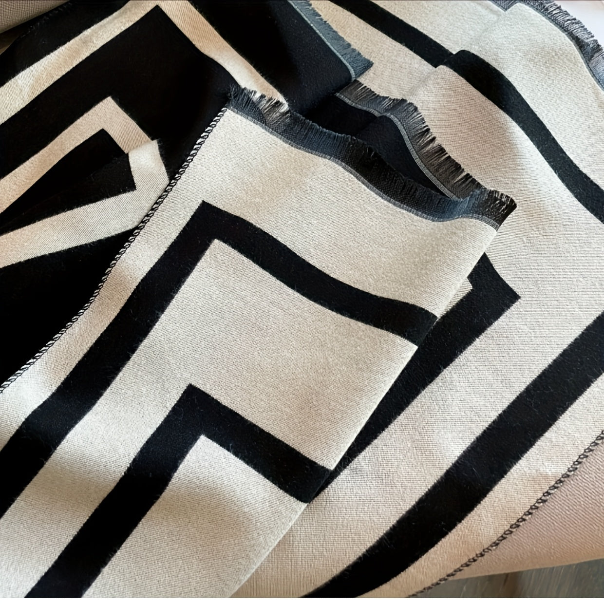 WL Boutique | Elegant Geometric Jacquard Scarf – 2025 Winter Collection